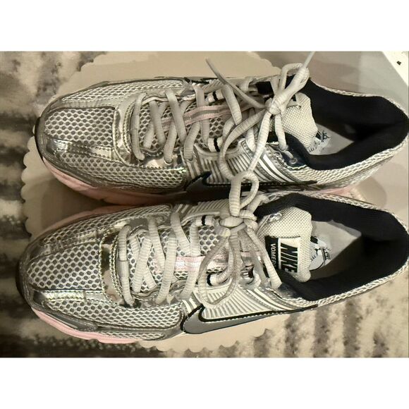Nike Women's Zoom Vomero 5 Running Shoes Low Top Sneakers Silver Pink Size 7.5 - Picture 1 of 12